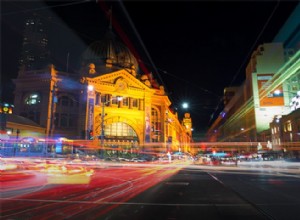 Impilamento di scie luminose per effetti speciali di fotografia notturna 