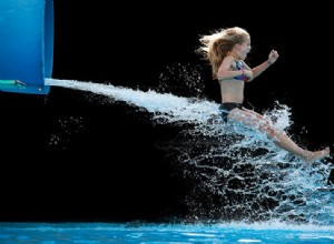 Fotografía de toboganes acuáticos de alta velocidad:capturando la diversión del verano - Iowa 