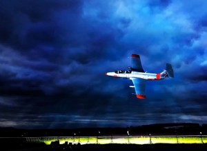 Niesamowita fotografia:fotograf oświetla lecący samolot potężnym światłem stroboskopowym 