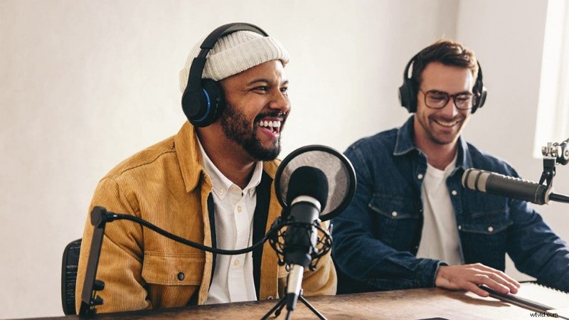 Dynamische versus condensatormicrofoons voor podcasting:een uitgebreide gids 