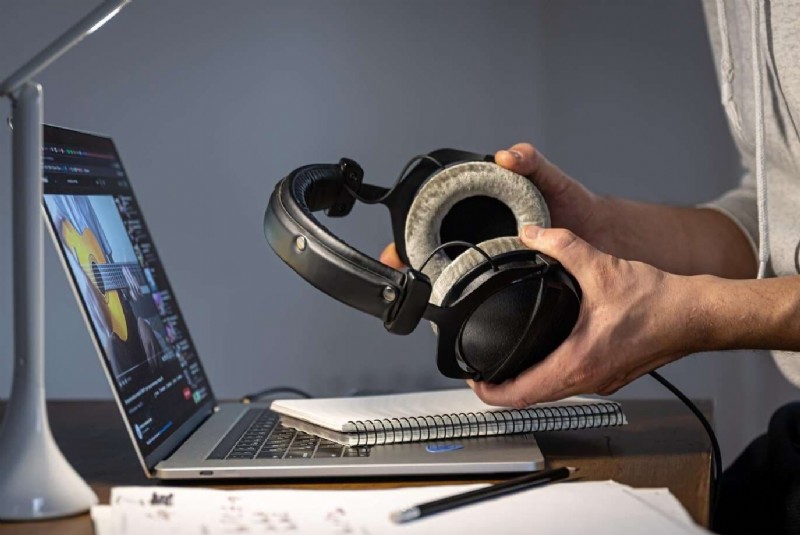 Verbeter uw audio:hoe AI-spraakversterkers spraakkwaliteit van studiokwaliteit leveren 