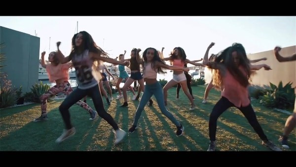 Festeggia con la migliore musica per presentazioni di compleanno – Guida 2026 