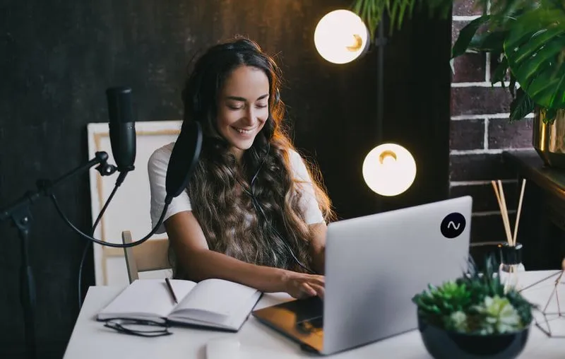 Beste Buzzsprout-alternatieven voor podcasthosting in 2026 en kostenverdeling voor webinars 