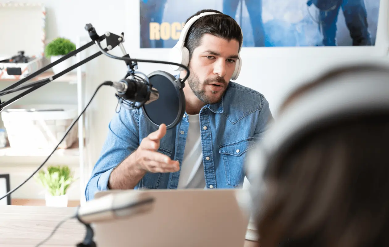 Beste Buzzsprout-alternatieven voor podcasthosting in 2026 en kostenverdeling voor webinars 