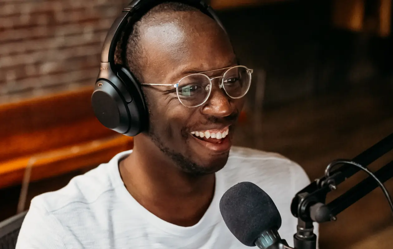 Beste Buzzsprout-alternatieven voor podcasthosting in 2026 en kostenverdeling voor webinars 