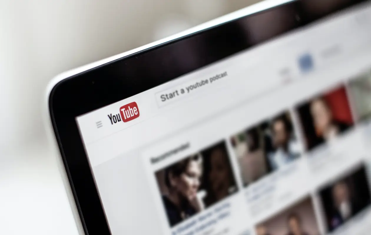 Beste Buzzsprout-alternatieven voor podcasthosting in 2026 en kostenverdeling voor webinars 