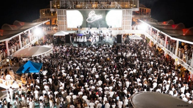 クルーズ船のデッキでフラッシュポイント スピードライトを使って夜間の群衆写真を撮影する方法をマスターする